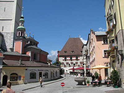 Oberer Stadtplatz mit Hall in Tirol (im Hintergrund mit steilem Dach das Rathaus, links Josefskirche, daneben Turm der Pfarrkirche)