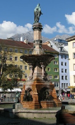 Bozner Platz in Innsbruck mit Rudolfsbrunnen als Erinnerung an das 500-Jahr-Jubiläum der Zugehörigkeit Tirols zu den Habsburgern