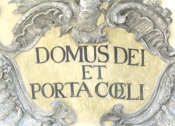 Inschrift über dem Eingang der ehemaligen Klosterkirche Fürstenzell in Bayern nahe Passau Inschrift über dem Eingang der ehemaligen Klosterkirche Fürstenzell in Bayern nahe Passau